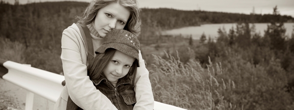 cropped_mother-with-the-daughter
